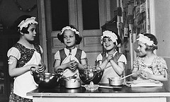 Three girls learn cooking by ~~*♥♥♥Michelle♥♥♥*~~~  (Flickr)
